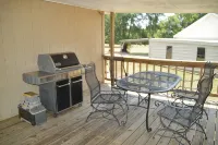 Mid-lake home conveniently located in quiet neighborhood with boat ramp. - Homestays