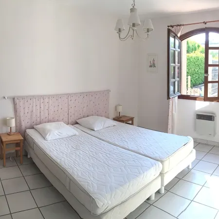 Superb comfortable and spacious villa with beautiful pool, Gard Provencal