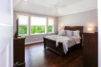 4 Bedrooms/Community Boat Docks/Nice Yard/Short walk to the Lake