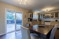 Cute home near DFW Airport, Grapevine Mills & Gaylord Resort - Homestays