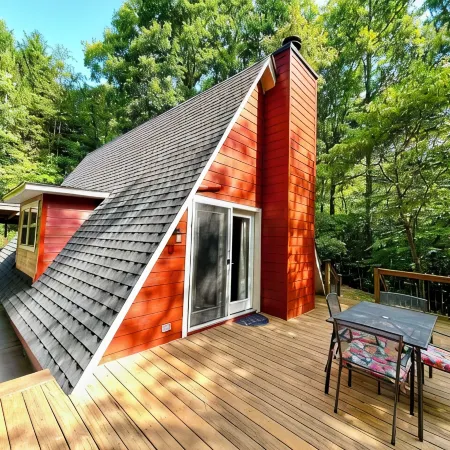 Charming 2-bedroom private cabin with AC, Hot tub in lovely Morganton, Georgia