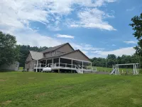 Family Getaway in Breezewood with AC and Wi-Fi