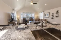 Luxurious Bungalow - Downtown Rapid City - 4 ดาว