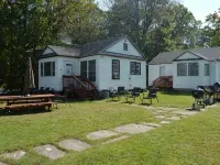 Charming Lakefront Cottage On Masten lake ママカティングのホテル