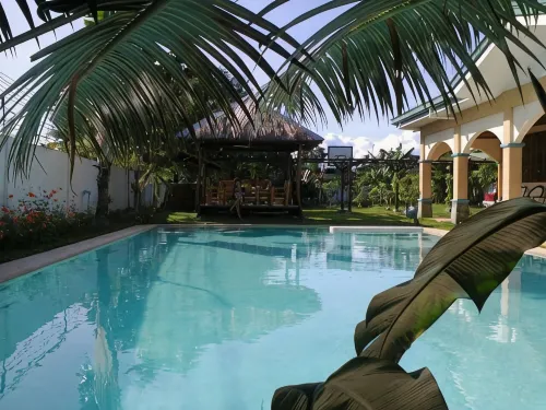 House with private pool and extensive garden - บังกะโล