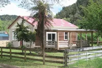 Whanga Bridge House on the Forgotten World Highway โรงแรมใน