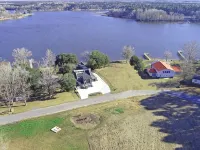 Family friendly lakefront home with private boat ramp and dock - Homestays
