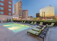 Quiet King Size with City Views - Apartments