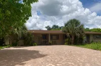 Warm Mineral Springs Cozy Waterfront Apartment - Homestays