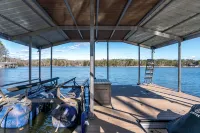 AMAZING LAKEVIEWS! Beautifully decorated 4 bdm waterfront home with 2-story dock - بوتيك