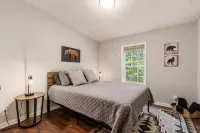 Oak Creek--Hot Tub-Fire Pit-Creekside Exploration Area, Secluded - Homestays