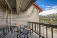 Mountain Views, Hot Tub & Sauna! Cozy Fireplace, 10-Minutes from the Slopes! - 수영장