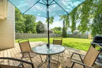 Deck+Fenced Back Yard+ King Bed+Bedroom TV+Pets Welcome!