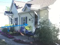 Vintage Cozy Cottage 2 Blocks from Ludington Beach