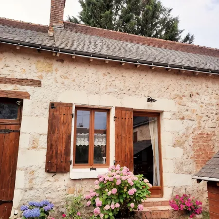 Renovated house in pretty Touraine village Отели в г. Саше