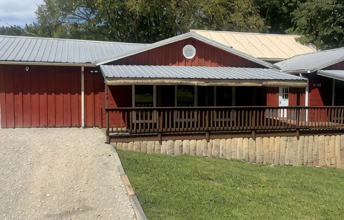 Large 2Br Retro Cabin!
