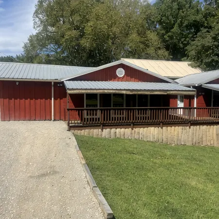Large 2Br Retro Cabin!