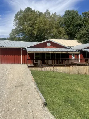 Large 2Br Retro Cabin!