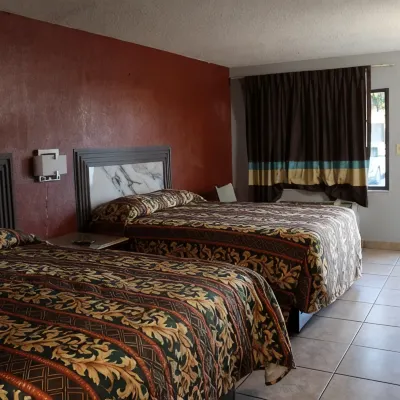 Oak Ridge Inn Hotels near Crystalbrook Golf Course