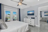 Sea Breeze Paradise - Walk to Vanderbilt Beach and Mercato, Heated Pool Home - 3 estrellas