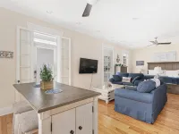 Downtown Bristol Condo Near Ferry & Waterfront Hotel di Bristol