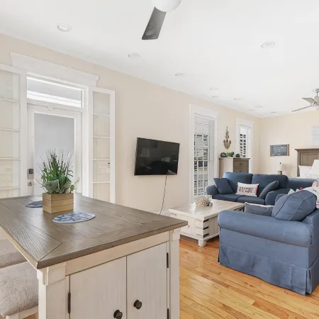 Downtown Bristol Condo Near Ferry & Waterfront