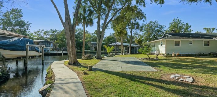OLD HOMOSASSA- RIVER WATERFRONT HOUSE ICE MACHINE-DEEP BAY- FOUR KAYAKS Hotels in Homosassa