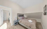 Most Private & Spacious 2 Bed/1 Full Bathroom Laneway House - Bungalows