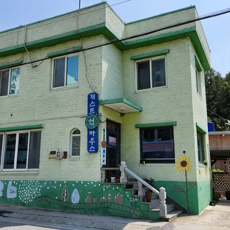 Jeongdongjin Sun Guest House Отели рядом с достопримечательностью «Парк Hourglass»