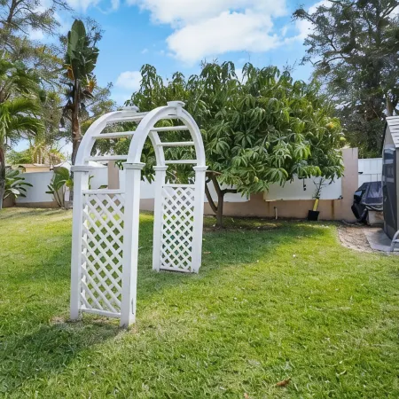 Dunedin Lux 5Br Villa w/Heated Saltwater Pool & Spa, Patio, Putting Green & BBQ