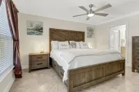 Walk to Vanderbilt Beach! Private Heated Pool! Close to Mercato and Ritz Carlton - 3성급