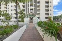 Zen at Arkaba 3Br Luxury Waterfront Apt Pool + BBQ - Hot Tub