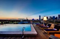 โรงแรมแคนวาส ดัลลัส - สระว่ายน้ำบนดาดฟ้า
