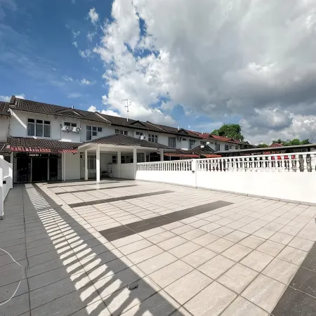 Kempas Family Suites 5BR Homestay by MWH