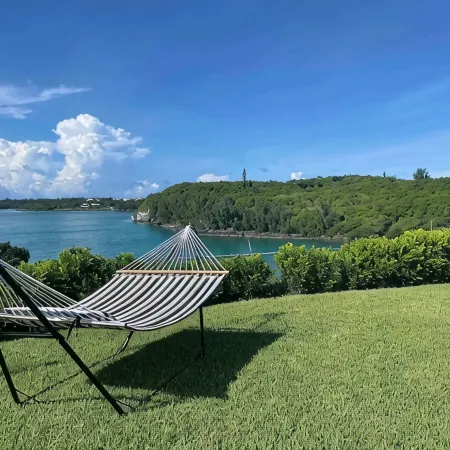 Oceanfront "Dock of the Bay" Retreat in Beautiful Bermuda Отели в г. Сэндис