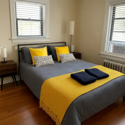 Charming 1-bedroom apt walk to Train and DownTown area with WiFi, AC - 2성급