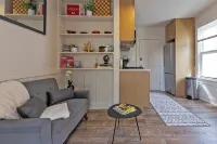 Colorful Modern Hideaway In Downtown Woodstock - AC & WiFi - Homestays