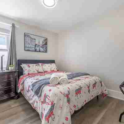 Safe Haven*Backyard*Sunroom*Free Parking* 5 minutes to Falls Rooms