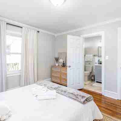 Spacious 4-bedroom house with WiFi, AC in welcoming Winston-Salem, Ardmore Rooms