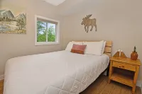 Close to Town - Deck & Fire Pit - Pet Friendly - ชาเลต์