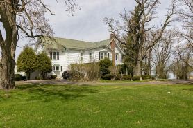 Charming Victorian 2BR Retreat with Porch & Dock – St. Lawrence Riverfront