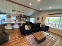 The Octopus Den! Cozy 3bd 2bth sleeps 8! - บังกะโล