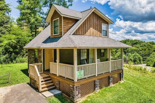 Dog Friendly! Less Than a Mile from Dollywood and a Min Drive to the Parkway