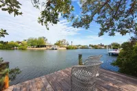 Perfect Anna Maria. Dock on Canal. 3 Blocks to Sugar Sand Beach. Heated Pool. - 私人泳池