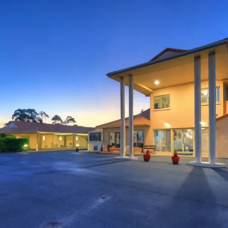 Country Roads Motor Inn