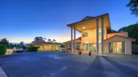 Country Roads Motor Inn - parking