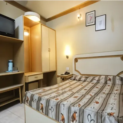 Hotel Pushpak International Отели рядом с достопримечательностью «Консульство США»