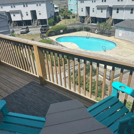 Quiet Island Hideaway with private beach access/pool, near shops and food.