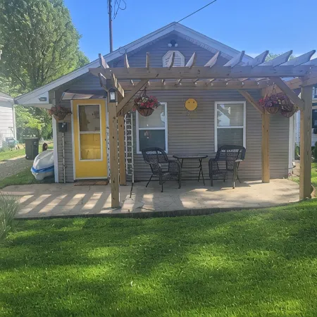 Pergola Place - Lake Access, 2 Bedroom, Sleeps 4, Pet Friendly
