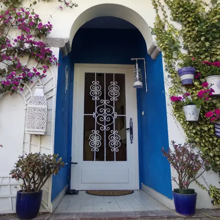 Apartment in villa in residential and quiet area, near the beach, center city and shops.,